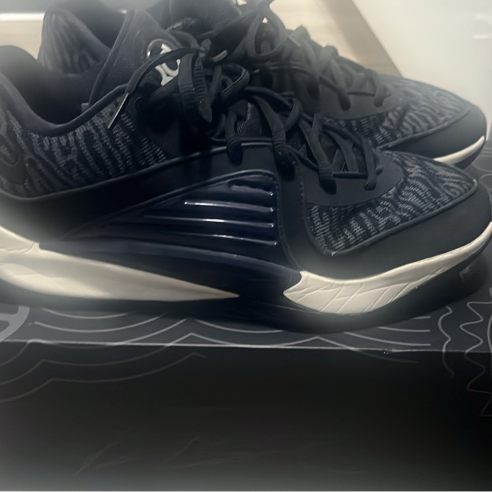 KD 16 size 10US men’s